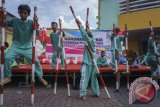 Sejumlah siswa SD Muhammadiyah Sukonandi bermain Egrang (permainan tradisional) di Taman Pintar, DI Yogyakarta, Jumat (9/9). Dalam rangka memperingati Hari Olahraga Nasional sebanyak 1.200 murid SD Muhammadiyah Sokonandi belajar permainan Dakon, Egrang dan Gobak Sodor guna melestarikan permainan tradisonal yang sudah mulai ditinggalkan. ANTARA FOTO/Hendra Nurdiyansyah/wdy/16