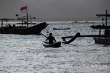 Nelayan beraktivitas di atas kapal yang lego jangkar di Pantai Bangkokan, Trenggalek, Jawa Timur, Jumat (9/9). Mayoritas nelayan setempat memilih beraktivitas memperbaiki kapal atau beralih menjadi peladang hutan selama musim paceklik ikan yang telah berlangsung sembilan bulan. Antara jatim/Destyan Sujarwoko/zk/16