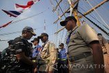 Panglima Komando Armada RI Kawasan Timur (Pangarmatim) Laksamana Muda TNI Darwanto (kiri) menyalami para taruna saat melepas pelayaran Asean Cadets Sail 2016 dengan KRI Dewaruci di Dermaga Madura Koarmatim, Ujung, Surabaya, Sabtu (10/9). Asean Cadets Sail 2016 merupakan latihan dan praktek pelayaran integrasi taruna akademi angkatan laut Asean yang diikuti oleh peserta dari Indonesia, Singapura, Malaysia, Brunei Darussalam, Filipina, Vietnam, Thailand, Kamboja dan Myanmar dengan rute melalui Surabaya-Mataram-Bali-Makassar-Balikpapan-Semarang-Surabaya, berlangsung mulai dari 10 September-6 Oktober 2016. Antara Jatim/Moch Asim/zk/16