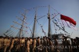 Sejumlah kadet Akademi Angkatan Laut (AAL) ASEAN membentuk formasi di atas KRI Dewaruci saat upacara pelepasan pelayaran Asean Cadets Sail 2016 di Dermaga Madura Koarmatim, Ujung, Surabaya, Sabtu (10/9). Asean Cadets Sail 2016 merupakan latihan dan praktek pelayaran integrasi taruna akademi angkatan laut Asean yang diikuti oleh peserta dari Indonesia, Singapura, Malaysia, Brunei Darussalam, Filipina, Vietnam, Thailand, Kamboja dan Myanmar dengan rute melalui Surabaya-Mataram-Bali-Makassar-Balikpapan-Semarang-Surabaya, berlangsung mulai dari 10 September-6 Oktober 2016. Antara Jatim/Moch Asim/zk/16