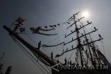 Sejumlah kadet Akademi Angkatan Laut (AAL) ASEAN membentuk formasi di atas KRI Dewaruci saat upacara pelepasan pelayaran Asean Cadets Sail 2016 di Dermaga Madura Koarmatim, Ujung, Surabaya, Sabtu (10/9). Asean Cadets Sail 2016 merupakan latihan dan praktek pelayaran integrasi taruna akademi angkatan laut Asean yang diikuti oleh peserta dari Indonesia, Singapura, Malaysia, Brunei Darussalam, Filipina, Vietnam, Thailand, Kamboja dan Myanmar dengan rute melalui Surabaya-Mataram-Bali-Makassar-Balikpapan-Semarang-Surabaya, berlangsung mulai dari 10 September-6 Oktober 2016. Antara Jatim/Moch Asim/zk/16