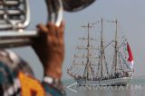 Sejumlah kadet Akademi Angkatan Laut (AAL) ASEAN membentuk formasi di atas KRI Dewaruci saat upacara pelepasan pelayaran Asean Cadets Sail 2016 di Dermaga Madura Koarmatim, Ujung, Surabaya, Sabtu (10/9). Asean Cadets Sail 2016 merupakan latihan dan praktek pelayaran integrasi taruna akademi angkatan laut Asean yang diikuti oleh peserta dari Indonesia, Singapura, Malaysia, Brunei Darussalam, Filipina, Vietnam, Thailand, Kamboja dan Myanmar dengan rute melalui Surabaya-Mataram-Bali-Makassar-Balikpapan-Semarang-Surabaya, berlangsung mulai dari 10 September-6 Oktober 2016. Antara jatim/Moch Asim/zk/16