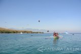 Sejumlah nelayan menerbangkan ayam ditengah laut dalam lomba ayam sap-sap (ayam terbang) di Pantai Pasir Putih, Bungatan, Situbondo, Jawa Timur, Sabtu (10/9). Ayam sap-sap merupakan lomba tradisional masyarakat pesisir Situbondo dengan menerbangkan ayam betina dari atas perahu ditengah laut ke daratan sejauh 200 meter. Antara Jatim/Seno/zk/16