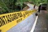 Sejumlah kendaraan melintas di jalan nasional yang longsor di titik Desa Sawahan, Trenggalek, Jawa Timur, Jumat (9/9). Jalur utama menuju Pelabuhan Perikanan Nusantara Prigi dan 10 objek wisata itu longsor sepanjang 50 meter akibat hujan deras yang mengguyur kawasan tersebut pada Jumat dinihari. Antara Jatim/Destyan Sujarwoko/zk/16