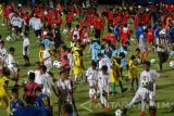 Ribuan anak memainkan permainan Jogling bola saat puncak peringatan Hari Olah Raga Nasional (Haornas) 2016 di Stadion Gelora Delta Sidoarjo, Jawa Timur, Jumat (9/9). Museum Rekor Dunia Indonesia (MURI) memberikan piagam atas pemecahan permainan Jogling bola tanpa berhenti sebanyak 1010 anak. Antara jatim/Umarul Faruq/zk/16