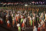 Ribuan penari menampilkan tarian-tarian kolosal dengan perpaduan musik modern dan tradisional saat puncak acara Hari Olahraga Nasional (Haornas) ke-33 Tahun 2016 di stadion gelora Delta Sidoarjo, Jawa Timur, Jumat (9/9). Dengan tema “Ayo Olahraga Untuk Indonesia Sehat dan Produktif” tersebut diharapakan bisa membangkitkan semangat kembali olahraga agar sehat jiwa dan raga. Antara Jatim/Umarul Faruq/zk/16