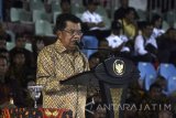 Wakil Presiden Jusuf Kalla saat peringatan puncak acara Hari Olahraga Nasional (Haornas) ke-33 Tahun 2016 di stadion gelora Delta Sidoarjo, Jawa Timur, Jumat (9/9). Dengan tema “Ayo Olahraga Untuk Indonesia Sehat dan Produktif” tersebut diharapakan bisa membangkitkan semangat kembali olahraga agar sehat jiwa dan raga. Antara Jatim/Umarul Faruq/zk/16