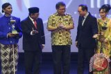 Menteri Komunikasi dan Informatika Rudiantara (tengah) berbincang dengan Direktur Utama Lembaga Penyiaran Publik Radio Republik Indonesia (LPP RRI) Mohammad Rohanuddin (kedua kiri) dan Direktur Program dan Produksi Soleman Yusuf (kedua kanan) saat mengikuti peringatan hari ulang tahun ke-71 LPP RRI di Jakarta, Minggu (11/9). HUT ke-71 LPP RRI ditandai dengan penyulutan obor Tri Prasetya. ANTARA FOTO/Hafidz Mubarak A./wdy/16