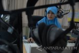 Penyiar saat on air di Radio Karimata FM,  Pamekasan, Jawa Timur, Minggu (11/9). Bertepatan dengan tanggal 11 September diperingati Hari Radio Nasional. Antara Jatim/Saiful Bahri/16