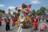 Peserta kirab mengenakan pakain Kongco atau Dewa saat mengikuti 'Kirab Ritual Budaya Hok Tik Bio' di jalan Pantura, Rembang, Jawa Tengah, Minggu (11/9). Kirab yang dikuti perwakilan 48 klenteng yang ada di Jawa yang diadakan 10 tahun sekali tersebut dilaksanakan untuk mengagungkan YM Kongco Hok Tik Tjing Sien yang diyakini selalu memberikan berkah, kemakmuran dan keselamatan bagi umatnya menurut kepercayaan Kong Hu Cu. ANTARA FOTO/Yusuf Nugroho/wdy/16.