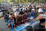 Warga melaksankan shalat iduladha di Pamekasan, Jawa Timur, Senin (12/9). Pelaksanaan shalat id yang diikuti ribuan umat Muslim di daerah itu berlangsung khidmat. Antara Jatim/Saiful Bahri/zk/16