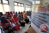 Warga memadati kantor Dinas Kependudukan dan Catatan Sipil (Disdukcapil) Kabupaten Gorontalo. Jelang batas akhir penutupan perekaman Kartu Tanda Penduduk elektronik (E-KTP) pada 30 September nanti, ratusan orang memadati kantor Disdukcapil untuk melakukan perekaman data. (ANTARA FOTO/Adiwinata Solihin)