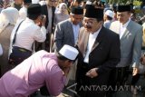 Seorang jamaah mencium tangan Gubernur Jawa Timur Soekarwo usai menunaikan shalat Idul Adha 10 Dzulhijjah 1437 Hijriah di Masjid Nasional Al-Akbar Surabaya, Senin (12/9). Gubernur Jatim meminta masyarakat bahwa momentum Idul Adha dijadikan penguatan hubungan dengan Allah SWT maupun dengan sesama manusia. Antara Jatim/Fiqih Arfani/zk/16