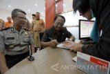 Bupati Blitar Rijanto (tengah) menandatangani aplikasi pengajuan rekening baru saat peresmian Bank BNI Kantor Kas Sutojayan di Blitar, Jawa Timur, Selasa (13/9). Peresmian kantor kas tersebut merupakan komitmen BNI untuk meningkatkan pelayanan terhadap masyarakat di tingkat kecamatan, dimana hingga kini BNI wilayah malang telah memiliki sebanyak 10 Kantor Cabang Utama,35 Kantor Cabang Pembantu,23 Kantor Kas,1 Sentra Kredit Menengah (SKM),5 Sentra Kredit Kecil (SKC), 891 ATM dan 6 BNI Layanan Gerak (BLG). Antara Jatim/Irfan Anshori/zk/16