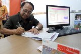 Bupati Blitar Rijanto menandatangani aplikasi pengajuan rekening baru saat peresmian Bank BNI Kantor Kas Sutojayan di Blitar, Jawa Timur, Selasa (13/9). Peresmian kantor kas tersebut merupakan komitmen BNI untuk meningkatkan pelayanan terhadap masyarakat di tingkat kecamatan, dimana hingga kini BNI wilayah malang telah memiliki sebanyak 10 Kantor Cabang Utama,35 Kantor Cabang Pembantu,23 Kantor Kas,1 Sentra Kredit Menengah (SKM),5 Sentra Kredit Kecil (SKC), 891 ATM dan 6 BNI Layanan Gerak (BLG). Antara Jatim/Irfan Anshori/zk/16