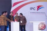 Presiden Joko Widodo (tengah) didampingi Menko Maritim dan Sumber Daya Luhut Binsar Pandjaitan (kedua kiri), Menhub Budi Karya Sumadi (kedua kanan), Dirut Pelindo II Elvyn G. Masassya (kanan) dan Wakil Gubernur DKI Jakarta Djarot Saiful Hidayat (kiri) meresmikan pengoperasioan Terminal Peti Kemas Kalibaru Pelabuhan Utama Tanjung Priok di Jakarta, Selasa (13/9). Dengan beroperasinya Terminal Peti Kemas 1 Kalibaru tersebut telah menambah kapasitas terminal peti kemas di Pelabuhan Tanjung Priok menjadi sebesar tujuh juta TEUs per tahun dari yang semula hanya berkisar lima juta TEUs. ANTARA FOTO/Widodo S. Jusuf/wdy/16.