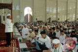 Banjarbaru, (Antaranews Kalsel) - Wali Kota Banjarbaru H Nadjmi Adhani menyampaikan ucapan Selamat Idul Adha 1437 H kepada jamaah sebelum pelaksanaan Shalat Idul Adha di Masjid Agung Al Munawarah Banjarbaru, Senin (12/9). Shalat Idul Adha yang dihadiri  Wakil Wali Kota Darmawan Jaya Setiawan, Plt sekda Kota Banjarbaru Drs H Said Abdullah Ketua DPRD Banjarbaru H AR Iwansyah diimami Habib Idrus bin Abdullah dari Martapura.(Antaranews Kalsel/uvik/hms/F)
