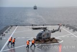 Sejumlah prajurit TNI AL melakukan peran heli ketika Heli Bell HU-410 mendarat di Kapal Induk Operasi Latihan Armada Jaya XXXIV/2016 KRI Banjarmasin-592 ketika berlayar di perairan Laut Jawa, Jawa Timur, Selasa (13/9). Latihan Armada Jaya yang merupakan latihan puncak TNI AL yang menggabungkan seluruh komponen sistem senjata armada terpadu (SSAT) TNI AL tersebut akan disaksikan langsung oleh Presiden Joko Widodo. Antara jatim/M Risyal Hidayat/zk/16