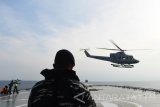 Sejumlah prajurit TNI AL melakukan peran heli ketika Heli Bell HU-410 mendarat di Kapal Induk Operasi Latihan Armada Jaya XXXIV/2016 KRI Banjarmasin-592 ketika berlayar di perairan Laut Jawa, Jawa Timur, Selasa (13/9). Latihan Armada Jaya yang merupakan latihan puncak TNI AL yang menggabungkan seluruh komponen sistem senjata armada terpadu (SSAT) TNI AL tersebut akan disaksikan langsung oleh Presiden Joko Widodo. Antara jatim/M Risyal Hidayat/zk/16