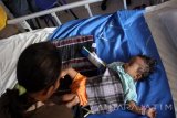 Pasien demam berdarah dengue (DBD) menjalani perawatan di Ruang Seruni RSUD Jombang, Jawa Timur, Rabu (14/9). Sejak bulan Agustus lalu pasien demam berdarah yang menjalani perawatan di rumah sakit setempat tercatat sekitar 49 pasien dan diperkirakan pada bulan Oktober merupakan pucak wabah DBD, masyarakat diminta waspadah menjaga kebersihan lingkungan. Antara Jatim/Syaiful Arif/zk/16