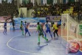 Tim Futsal PON XIX 2016 Provinsi Kalsel (hijau) akhirnya mengakui keunggulan tuan rumah Jawa Barat (biru) 2-3 dalam laga yang berlangsung di Lapangan Futsal ITB, Sumedang Kamis (15/9). Kalsel lebih dulu memimpin 1-0 hingga akhir babak pertama. Foto Antara/A.Hakim.M
