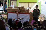 Presiden Joko Widodo (Jokowi), fajril (kiri) seorang siswa menerima hadiah sepeda usai menjawab pertanyaan Jokowi di TPI Desa Landangan, Kapongan, Situbondo, Jawa Timur, Rabu (14/9). Dalam kunjungannya Presiden Jokowi membagi-bagikan biskuit kepada anak-anak, ibu hamil, dan ibu yang memiliki balita dalam Program Pemberian Makanan Tambahan (PMT).Antara jatim/Seno/zk/16. 