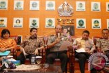 Tim Pencari Fakta Gabungan yang dibentuk Polri (dari ki-ka) Anggota Kompolnas Poengky Indarti, Ketua Setara Institute Hendardi, Kadiv Humas Mabes Polri Irjen Pol Boy Rafli Amar, Akademisi Universitas Indonesia Effendi Gazali dan Kepala Biro Pertanggung Jawaban Profesi Div Propam Polri Brigjen Pol Coky Manurung, memberikan keterangan pers hasil investigasi testimoni terpidana mati Freddy Budiman di Kompleks STIK/PTIK, Jakarta, Kamis (15/9). Dalam investigasi selama sebulan tersebut tim gabungan belum menemukan adanya aliran dana dari Freddy Budiman kepada pejabat di Mabes Polri sebagaimana disampaikan Koordinator Komisi Untuk Orang Hilang dan Tindak Kekerasan (Kontras) Haris Azhar. ANTARA FOTO/Reno Esnir/wdy/16.