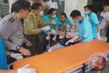 Tim medis menangani seorang warga negara asing yang mengalami luka-luka akibat kecelakaan kapal wisata Gili Cat II di Rumah Sakit Penta Medika, Karangasem, Bali, Kamis (15/9). Kapal wisata yang melayani rute Padangbai-Gili Trawangan itu sekitar pukul 9.30 Wita meledak pada bagian mesin saat tengah berlayar, mengakibatkan satu penumpang warga negara asing tewas sementara 20 orang lainnya mengalami luka-luka dan masih dirawat di rumah sakit setempat. ANTARA FOTO/Diah Iriana/wdy/16.