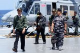 Presiden Joko Widodo (kiri) didampingi Panglima TNI Jenderal TNI Gatot Nurmantyo (kedua kanan), KSAL Laksamana TNI Ade Supandi (kanan) dan Gubernur Jawa Timur Soekarwo (kedua kiri) ketika mendarat dengan menggunakan Heli Bell HU-420 milik Skuadron Udara 400 Wing Udara 2 di geladak heli KRI Banjarmasin-592 ketika berlayar di Perairan Laut Jawa, Rabu (14/9). Dalam kesempatan tersebut Joko Widodo yang juga sebagai Panglima TNI tertinggi menyaksikan penembakan rudal C705 dari KRI kelas Parchim yakni KRI Clurit-641, penembakan RBU 6000 anti kapal selam dari empat KRI kelas Patimura, Meriam dari berbagai kaliber dari dua KRI kelas Sigma, satu KRI kelas MRLF (Multi Role Light Fregate) dan dua KRI kelas Fregate dan penembakan Surface and UnderwaterTorpedo (SUT) dari KRI Ajak-653 ketika pelaksanaan Latihan Armada Jaya XXXIV/2016. Antara Jatim/M Risyal Hidayat/zk/16