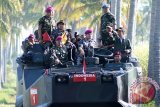 Presiden selaku Panglima TNI Tertinggi Joko Widodo (kanan) didampingi Panglima TNI Jenderal TNI Gatot Nurmantyo (ketiga kanan), KSAL Laksamana TNI Ade Supandi (keempat kanan) dan Mensesneg Pratikno (ketiga kiri) naik tank amfibi LVT-7 saat menyaksikan Latihan Armada Jaya XXXIV/2016 di Pantai Banongan, Asembagus, Situbondo, Jawa Timur, Kamis (15/9/2016). Latihan Armada Jaya XXXIV/2016 melibatkan sekitar 7.558 prajurit TNI AL, 40 unsur KRI dari berbagai jenis, sembilan pesawat udara dan helikopter, 69 kendaraan tempur (ranpur) dan 78 kendaraan taktis (rantis) Korps Marinir TNI AL. (ANTARA FOTO/M Risyal Hidayat)