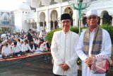 Pgs Kepala Kanwil Kemenag Provinsi Bengkulu Bustasar (kanan) foto bersama pejabat lingkungan Pemerintahan Provinsi Bengkulu, 12 September 2016. (foto Boyke LW)