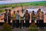 Wakil Gubernur Jawa Timur Saifullah Yusuf (tengah), Bupati Sidoarjo, Saiful Ilah (keempat kanan) Komisaris PT Indo Purnama Investama, Taufiqurrahman Ruki (keempat kiri) Presiden direktur PT Indraco dan PT Indo Purnama Investama, M Torino Junaedi (kanan) bersama sejumlah pejabat Forum Koordinasi Pimpinan Daerah (Forkopimda) kabupaten Sidoarjo  meresmikan Ground Breaking pembangunan Suncity Biz jalur arteri Porong, Sidoarjo, Jawa Timur, Kamis (15/9). Bangunan yang luas mencapai 200 hektar tersebut bakal dibangun sekitar 700 - 800 factory outlet, ruko, perhotelan, perumahan, pergudangan untuk pelayanan bisnis di Indonesia serta menampung Usaha Kecil Menengah (UKM) hingga industrial. Antara Jatim/Umarul Faruq/zk/16