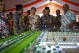 Bupati Sidoarjo, Saiful Ilah (ketiga kanan) Komisaris PT Indo Purnama Investama, Taufiqurrahman Ruki (kanan) Presiden direktur PT Indraco dan PT Indo Purnama Investama, M Torino Junaedi (keempat kanan) bersama sejumlah pejabat Forum Koordinasi Pimpinan Daerah (Forkopimda) kabupaten Sidoarjo melihat maket Ground Breaking pembangunan Suncity Biz jalur arteri Porong, Sidoarjo, Jawa Timur, Kamis (15/9). Bangunan yang luas mencapai 200 hektar tersebut bakal dibangun sekitar 700 - 800 factory outlet, ruko, perhotelan, perumahan, pergudangan untuk pelayanan bisnis di Indonesia serta menampung Usaha Kecil Menengah (UKM) hingga industrial. Antara Jatim/Umarul Faruq/zk/16