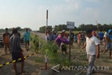 Sejumlah warga memblokade jalan akses kendaraan dan alat berat proyek menuju lokasi proyek jalan tol Trans Jawa di Desa Gunungan, Kecamatan Kartoharjo, Magetan, Jawa Timur, Jumat (16/9). Aksi tersebut sebagai protes kepada pelaksana proyek karena akses jalan desa terputus jalan tol tanpa diberi terowongan (underpass). Antara Jatim/Foto/Siswowidodo/16