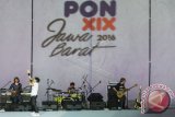 Band Gigi menghibur penonton saat pembukaan PON XIX Jabar di Stadion Gelora Bandung Lautan Api, Bandung, Sabtu (17/9). Perhelatan olahraga empat tahunan tersebut berlangsung pada 17-29 September 2016. ANTARA FOTO/M Agung Rajasa/wdy/16.