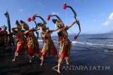 Sejumlah aktor memerankan pertunjukan perang puputan bayu di Pantai Boom, Banyuwangi, Jawa Timur, Sabtu (17/9). Pertunjukan kolosal Perang Puputan Bayu tersebut menggambarkan peperangan kerajaan Blambangan untuk merebut kemerdekaan melawan penjajahan Belanda. Antara Jatim/Budi Candra Setya/zk/16.