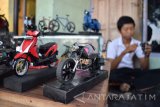 Aji Wahyu Santoso (17) menyelesaikan pembuatan miniatur motor bebahan utama kertas bekas di Desa Sudimoro, Megaluh, Jombang, Jawa Timur, Sabtu (17/9). Kerajinan miniatur motor berbagai jenis yang memanfaatkan sejumlah limbah tersebut dijual Rp 15 ribu - Rp 150 ribu per biji. Antara Jatim/Syaiful Arif/zk/16