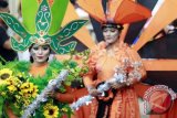 Peserta karnaval mengenakan busana modifikasi bermotif sulam Karawo khas Gorontalo saat karnaval Festival Pesona Danau Limboto di Pentadio Resort, Kabupaten Gorontalo, pada 16 September 2016. Festival yang mengangkat tema \