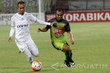 Pesepakbola Bhayangkara FC M Fatcu Rochman (kanan) berebut bola dengan pesepakbola Arema Cronus Sunarto (kiri) dalam pertandingan Torabika Soccer Championship (TSC) di Stadion Delta Sidoarjo, Jawa Timur, Sabtu (17/9). Bhayangkara FC kalah atas tamunya Arema Cronus dengan skor akhir 0-1. Antara Jatim/Umarul Faruq/zk/16