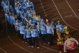 Kontingen Jambi melambaikan tangan saat mengikuti defile pembukaan PON XIX Jabar di Stadion Gelora Bandung Lautan Api, Bandung, Sabtu (17/9). ANTARA FOTO/Zabur Karuru/aww/16.