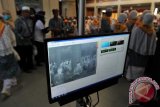 Petugas haji melakukan scan tubuh pada  jamaah haji saat tiba di Asrama Haji Embarkasi Medan, Sumatera Utara, Minggu (18/9). Pemeriksaan tersebut untuk mengantisipasi adanya virus MERS-CoV pada jamaah haji usai menunaikan ibadah haji 2016. ANTARA SUMUT/Septianda Perdana/16