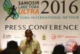 Bupati Samosir Rapidin Simbolon memberikan keterangan kepada wartawan saat mempromosikan kegiatan Toba Internasional Detour Samosir Danau Toba Ultra 2016 di Medan, Sumatera Utara, Selasa (13/9). Kegiatan marathon 50K, 25K, 10K dan 5K yang diikuti 1.050 peserta dari 16 negara itu berlangsung pada tanggal 17 September 2016 yang bertujuan untuk mempromosikan potensi wisata Danau Toba dan Pulau Samosir. ANTARA SUMUT/Septianda Perdana/16 