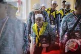 Jemaah haji kloter I embarkasi Batam saat tiba di Terminal Kedatangan Khusus Haji Bandara Hang Nadim, Batam, Kepulauan Riau, Minggu (18/9/16). Sebanyak 443 jemaah haji yang tergabung dalam kloter I Embarkasi Batam tiba di Bandara Hang Nadim Batam dan disambut langsung oleh Gubernur Kepulauan Riau Nurdin Basirun. (ANTARA FOTO/M N Kanwa/Dok).