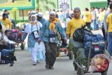 Sejumlah jamaah haji asal padang Lawas disambut keluarganya saat tiba di Asrama Haji Embarkasi Medan, Sumatera Utara, Minggu (18/9). Sebanyak 391 jamaah haji kloter I embarkasi Medan asal Padang Lawas tiba di Tanah Air usai menunaikan ibadah haji 2016. ANTARA SUMUT/Septianda Perdana/16