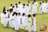 Sejumlah murid Madrasah Tsanawiyah Al Islah mengikuti ketika simulasi manasik haji di lapangan Stadion Merdeka, Kota Gorontalo. Kegiatan yang diikuti 900 siswa PAUD, Madrasah Ibtidaiyah dan Madrasah Tsanawiyah tersebut merupakan pengenalan tata cara ibadah haji serta menanamkan nilai agama sejak usia dini. (ANTARA FOTO/Adiwinata Solihin/Dok).