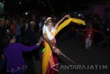 Supani (65) melakukan tarian ritual seblang dalam keadaan trance (kesurupan) di Bakungan, Banyuwangi, Jawa Timur, Minggu (18/9)malam. Seblang Bakungan merupakan tradisi ritual suku osing sebagai keperluan bersih Desa dan tolak balak agar desa tetap aman dan tentram. Antara Jatim/Budi Candra Setya/zk/16.