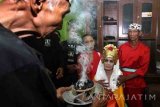 Seorang pemangku adat melakukan pemanggilan roh sebelum prosesi tarian ritual seblang di Bakungan, Banyuwangi, Jawa Timur, Minggu (18/9)malam. Seblang Bakungan merupakan tradisi ritual suku osing sebagai keperluan bersih Desa dan tolak balak agar desa tetap aman dan tentram. Antara Jatim/Budi Candra Setya/zk/16.