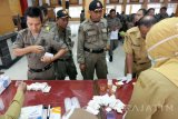 Sejumlah anggota Satpol PP mengikuti tes urine saat dilakukan tes urine mendadak di Balaikota Koesomo Wicitra, Kota Blitar, Jawa Timur, Senin (19/9). Tes urine terhadap sebanyak 220 anggota Satpol PP tersebut bertujuan untuk mencegah penyalahgunaan narkoba dan obat-obatan terlarang dilingkungan aparat penegak hukum daerah. Antara Jatim/Irfan Anshori/zk/16