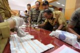 Sejumlah anggota Satpol PP mengikuti tes urine saat dilakukan tes urine mendadak di Balaikota Koesomo Wicitra, Kota Blitar, Jawa Timur, Senin (19/9). Tes urine terhadap sebanyak 220 anggota Satpol PP tersebut bertujuan untuk mencegah penyalahgunaan narkoba dan obat-obatan terlarang dilingkungan aparat penegak hukum daerah. Antara Jatim/Irfan Anshori/zk/16