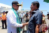 Wakil Gubernur Maluku Zeth Sahuburua (kanan) menyambut Menteri Pertahanan (Menhan) Ryamizard Ryacudu di Bandara Pattimura, Ambon, Maluku, Senin (19/9). Selama berada di Ambon, diantaranya Menhan memberikan kuliah umum bagi civitas akademika Universitas Pattimura. ANTARAFOTO/izaac mulyawan/ama/16